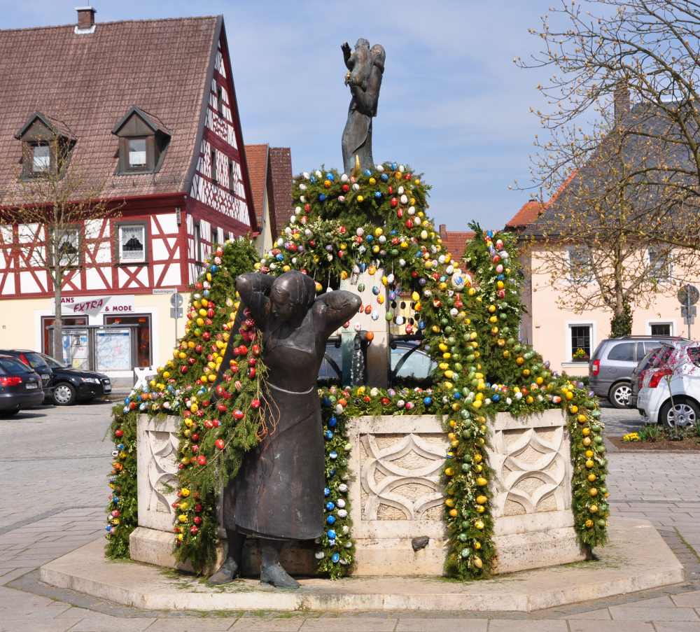 Abbildung 5: Der Marktplatz von Ebermannstadt mit dem geschmückten Marienbrunnen und Osterbäumen. Beispielhaft für den typischen Osterschmuck der fränkischen Schweiz